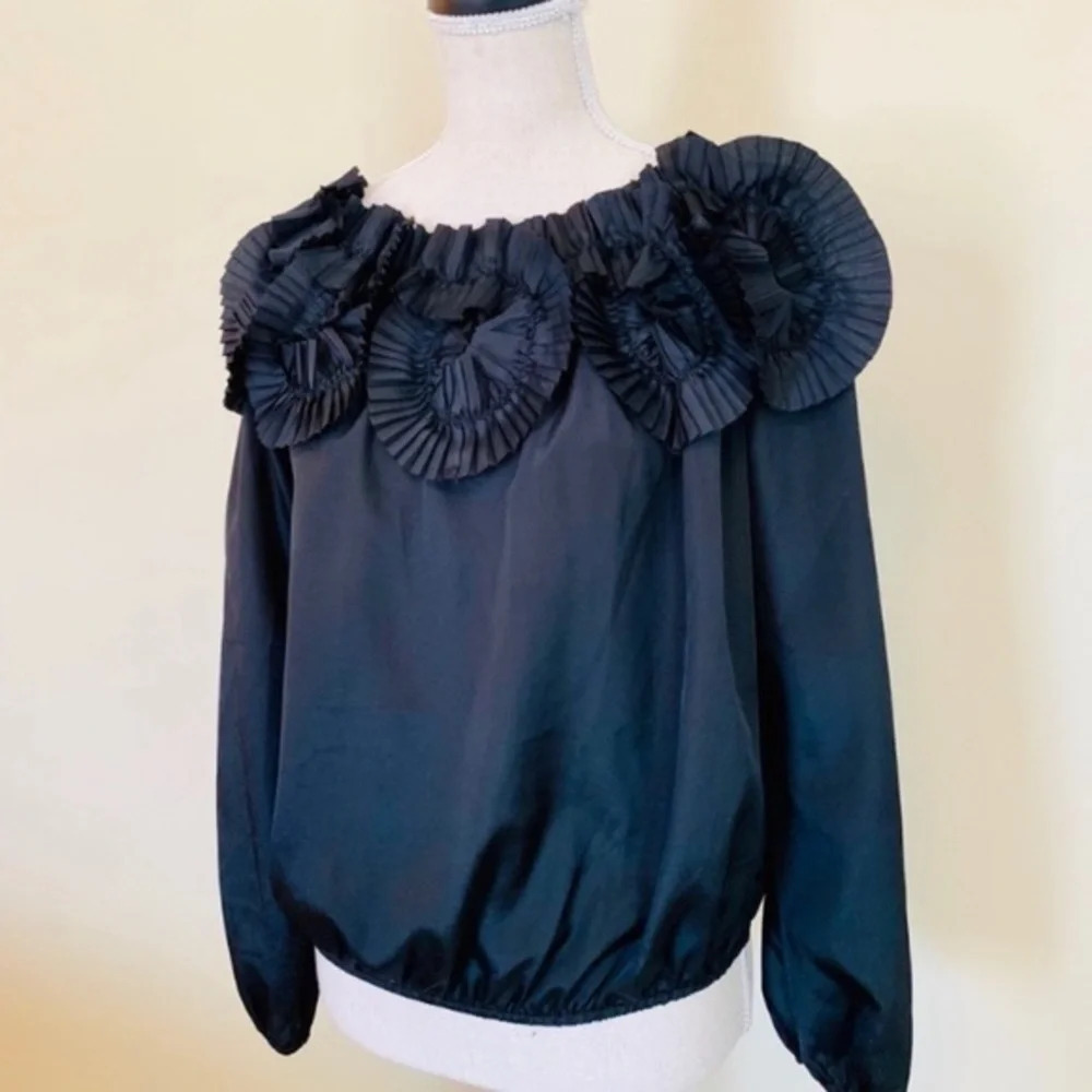Francesca’s Ya Pinwheel Silk Top, Black, Size Small